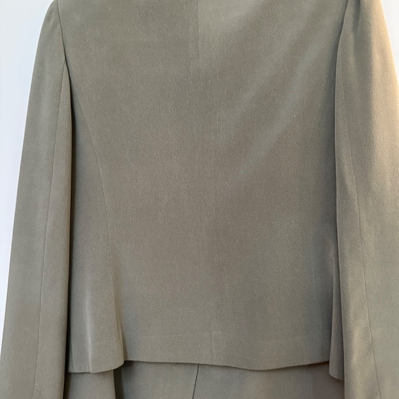 Ladies suit - Picture 3 of 3